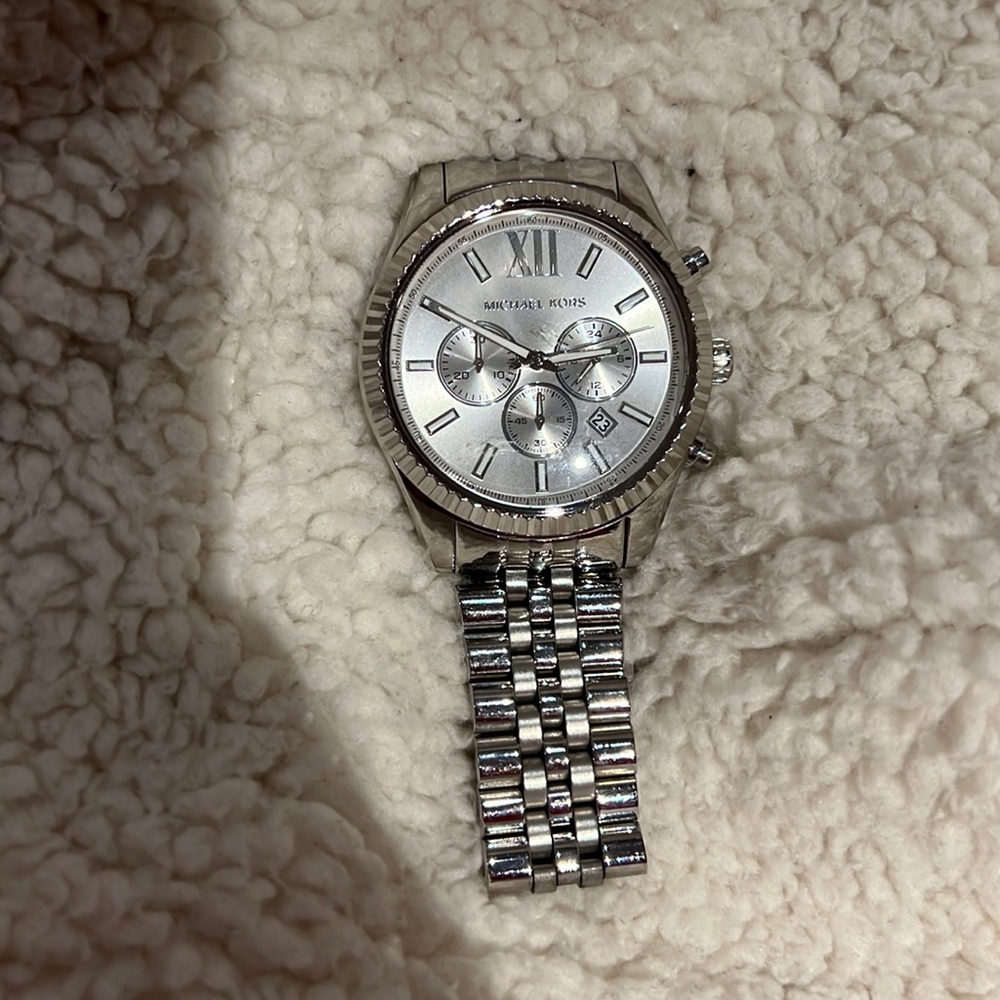 Mens Michale Kors watch. Battery dead, but in great condition
